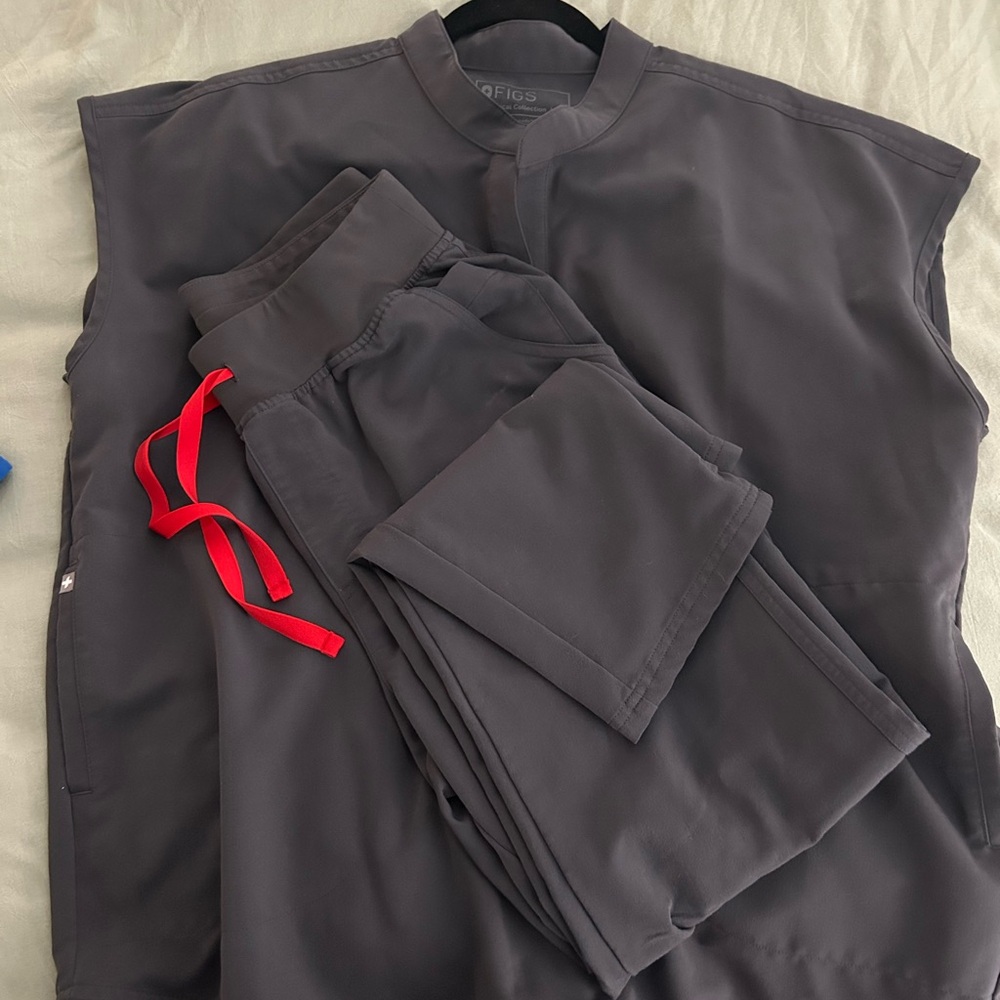 Figs Charcoal Scrub Set with Red Ties